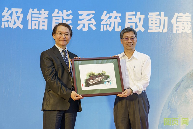 03-臺達儲能解決方案獲得沃旭能源肯定,裝置于沃旭捐贈彰化師范大學的示范案場,彰師大郭艶光校長(左)特向臺達能源基礎設施暨工業解決方案事業群總經理張建...