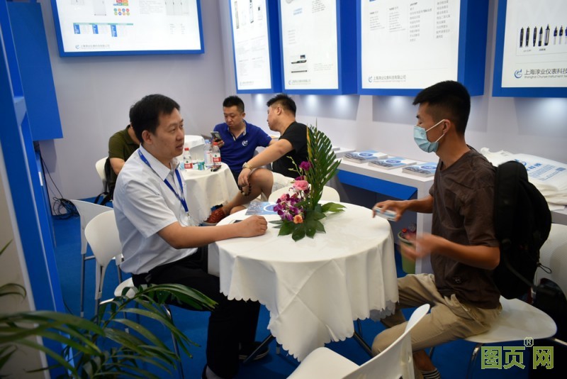 淳業科技總經理現在與客戶交流