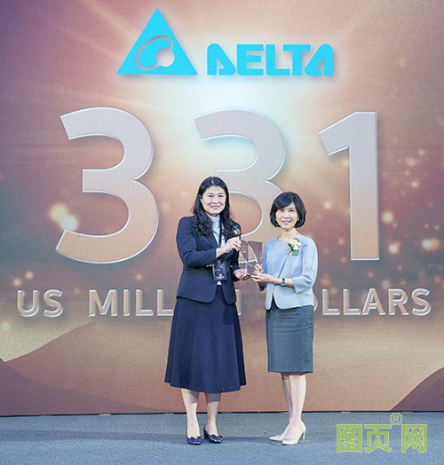 02-臺達連續十年入選臺灣二十五大國際品牌，品牌長郭珊珊(右)代表領獎