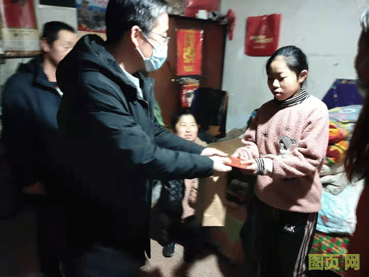 會長李明代表淄博市儀器儀表行業協會向貧困家庭送去了現金紅包