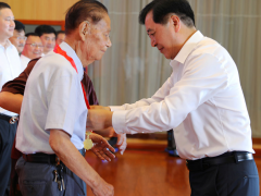 牢記初心使命，堅定理想信念 天康集團黨委舉行“光榮在黨50年”紀念章頒發儀式