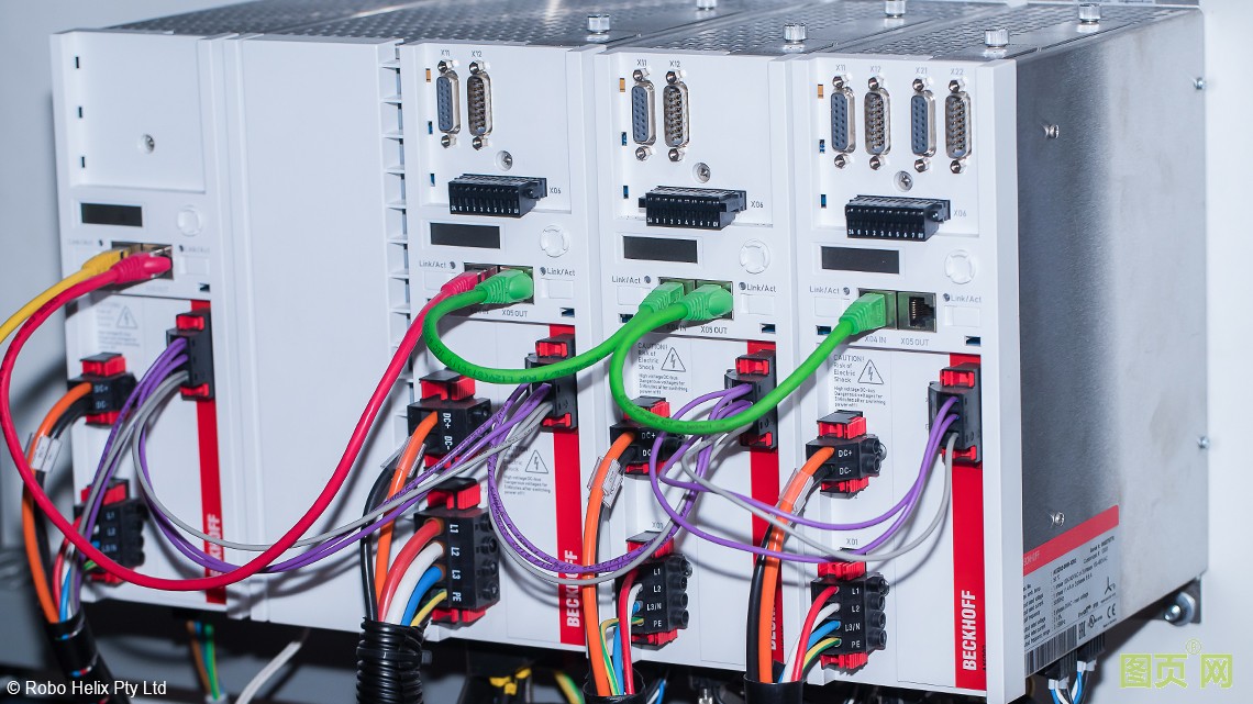 AX5000 伺服驅動器可以精確控制 AM8000 伺服電機。 