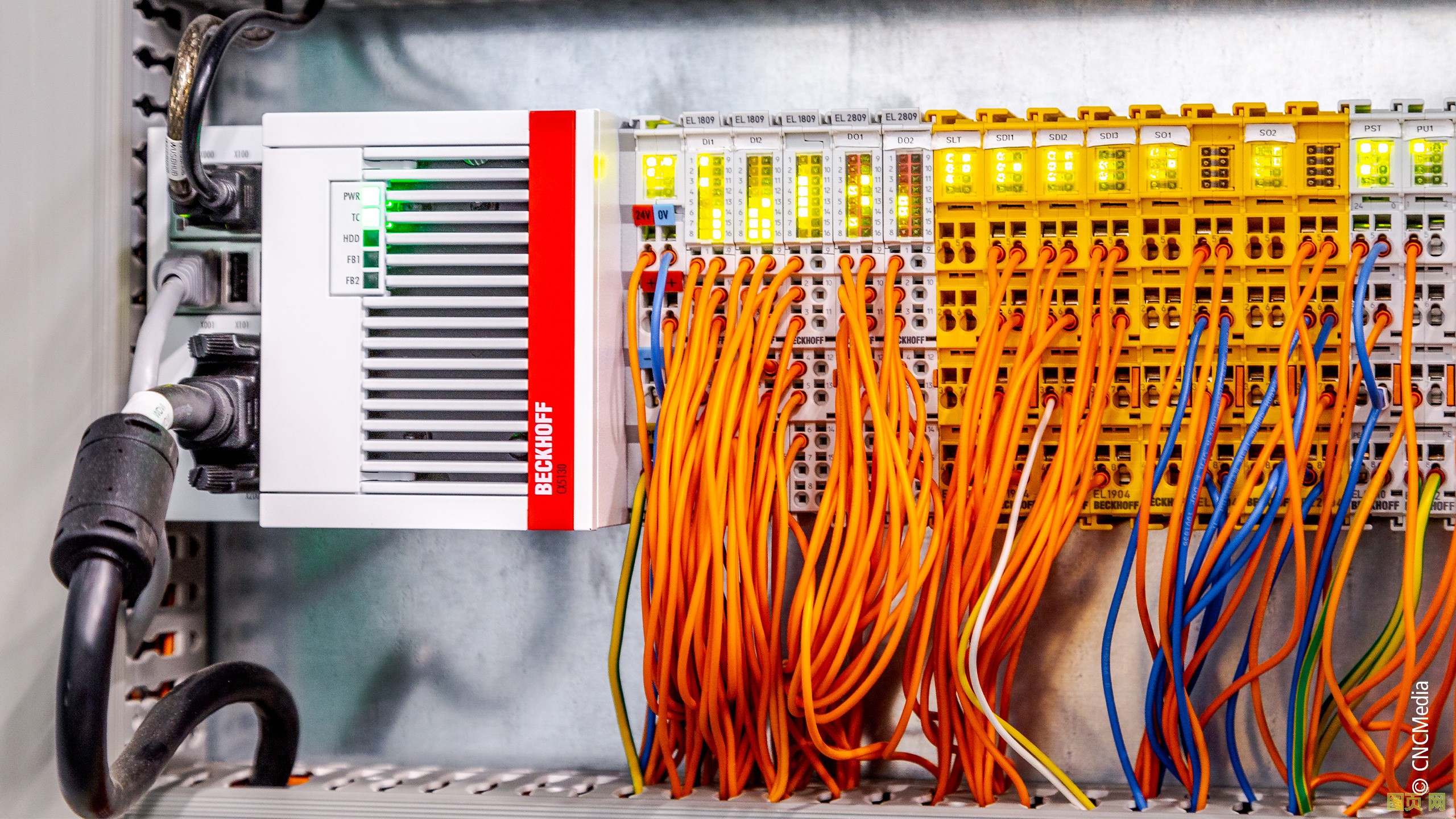 PTL 4001 光纖激光切割系統的核心控制組件包括一臺安裝有 TwinCAT 3 軟件的 CX5130 嵌入式控制器和各種 EtherCAT 端子模塊，如 EL1904 TwinSAFE 端子模塊和 EL3161 模擬量輸入端子模塊 