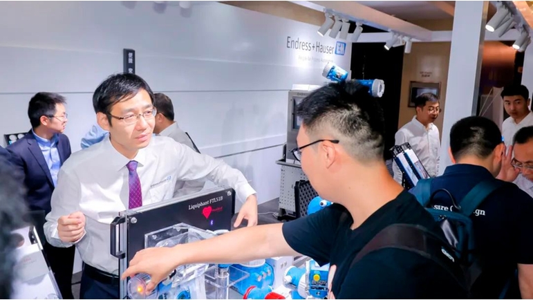 與會人員在恩德斯豪斯展臺區域與現場技術專家分享經驗心得,探討行業趨勢