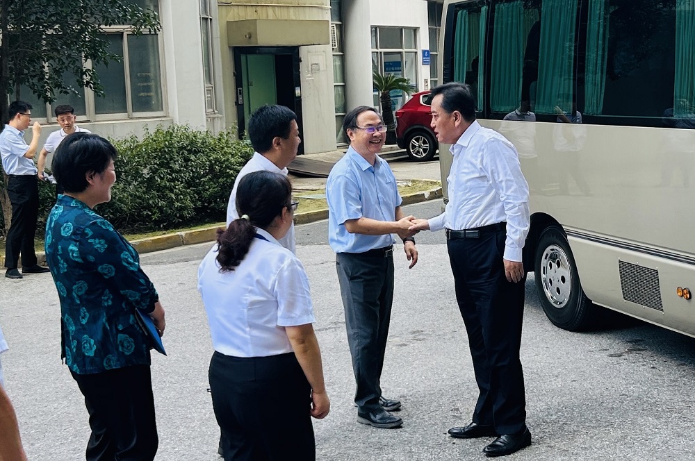 上海松江區委書記程向民一行蒞臨辰竹交流