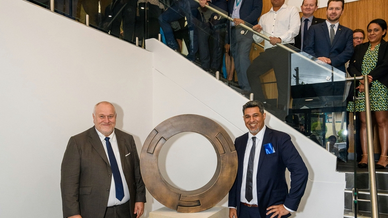 “忠誠與責任”雕塑蘊含Endress+Hauser企業文化。