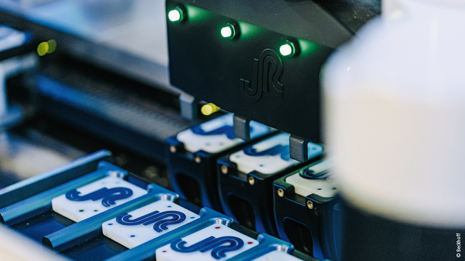 XTS 動(dòng)子既可同步運(yùn)行,也可異步運(yùn)行,因此非常適合用于并行加工多個(gè)工件,例如圖中展示的四工位應(yīng)用場(chǎng)景所示。 XTS 動(dòng)子既可同步運(yùn)行,也可異步運(yùn)行,因此非常適合用于并行加工多個(gè)工件,例如圖中展示的四工位應(yīng)用場(chǎng)景所示。